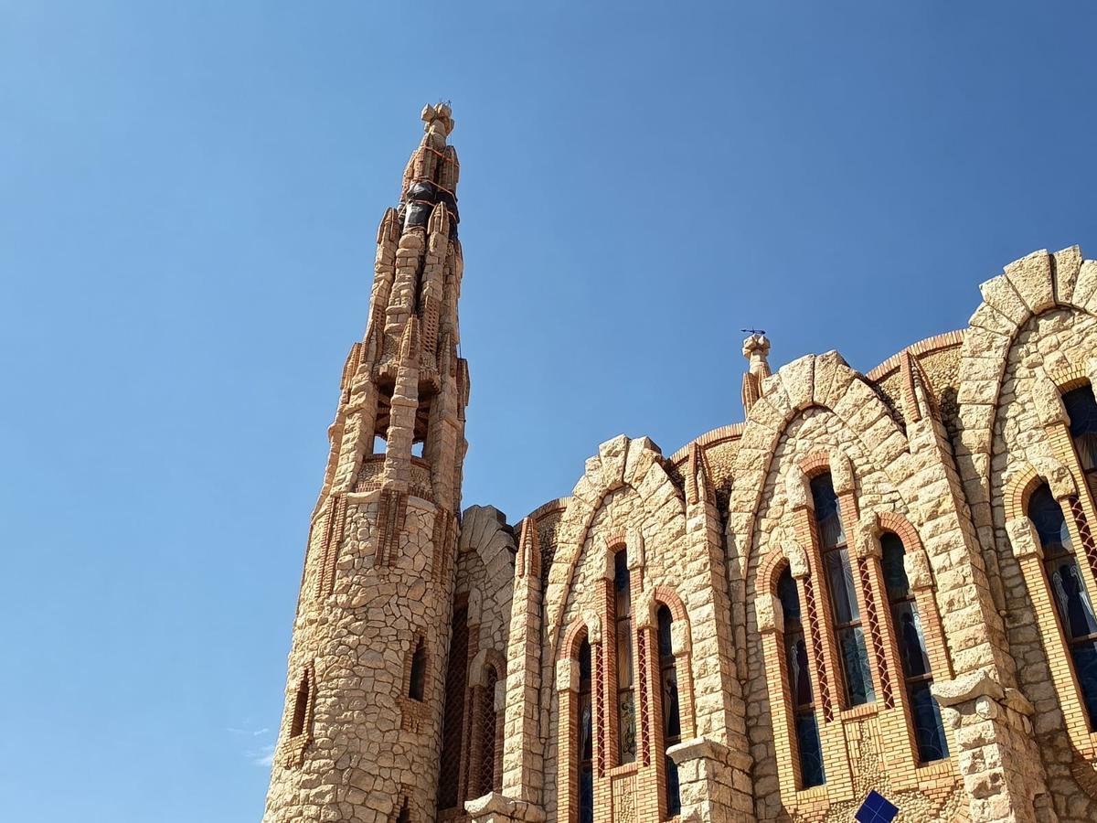 Imagen de la torre afectada por las grietas con sujecciones para evitar que vayan a más