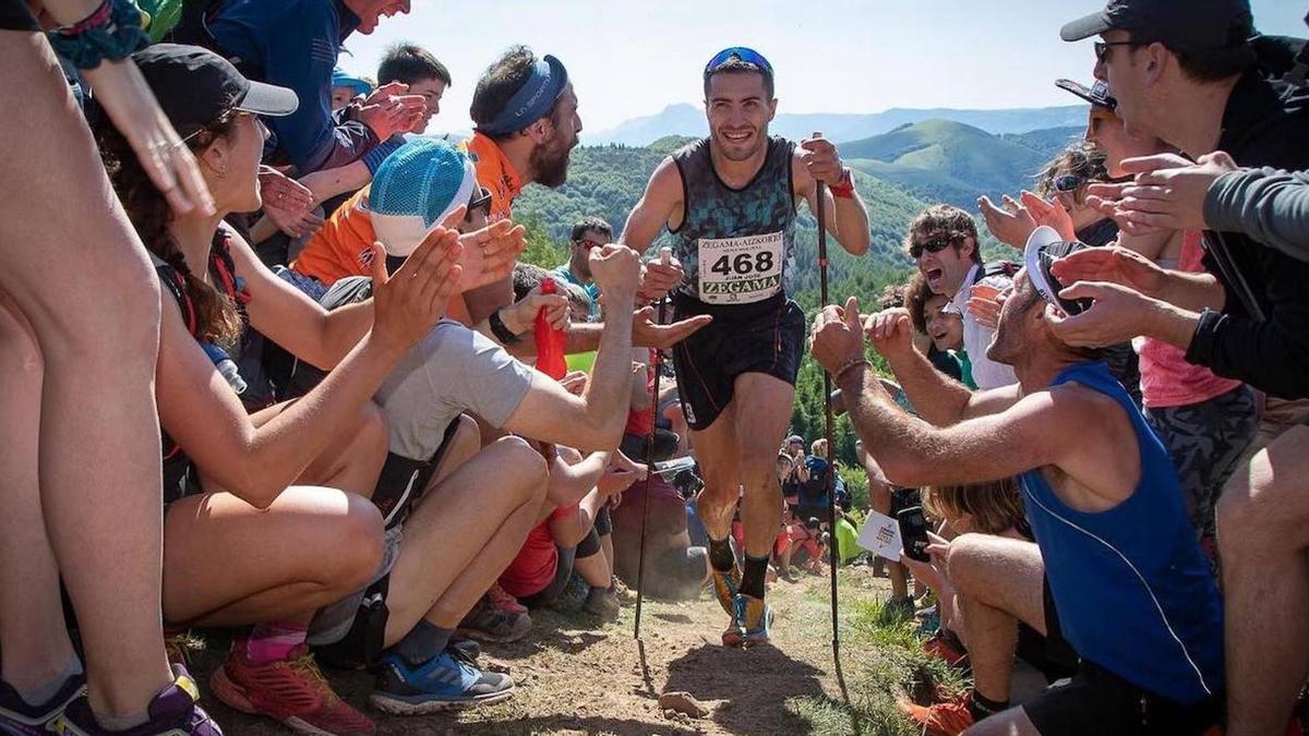 Animando a un deportista en una prueba al aire libre