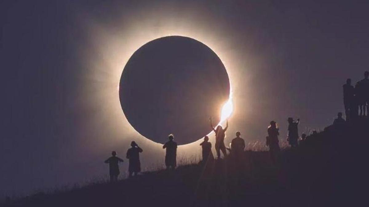 Un grup de persones gaudeix de l'eclipsi, a la província de Sòria