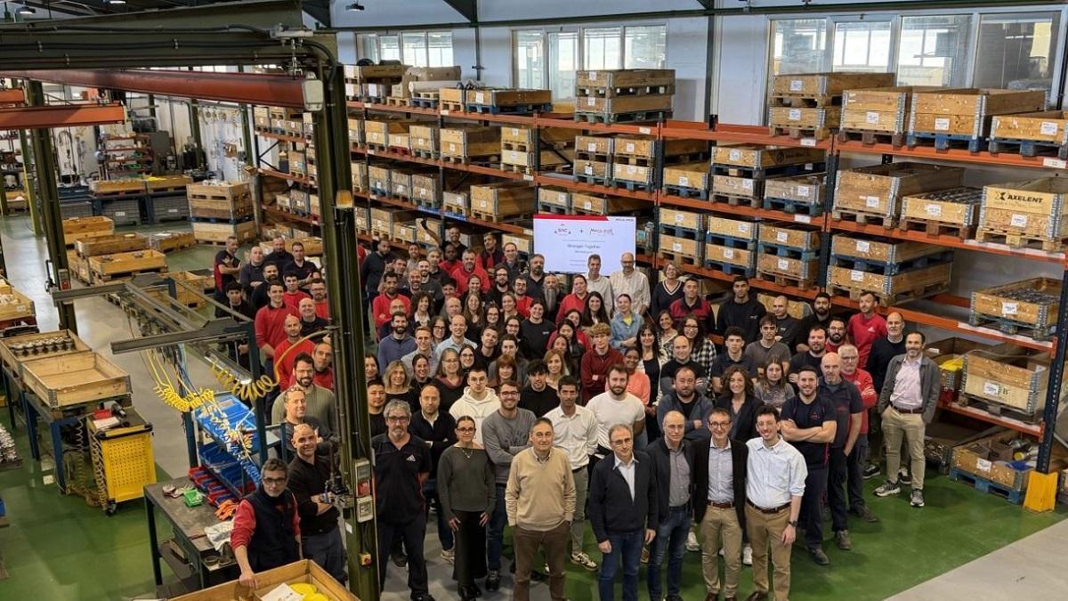 L'equip de BAC Valves dins de la fàbrica del carrer Tapis de Figueres.