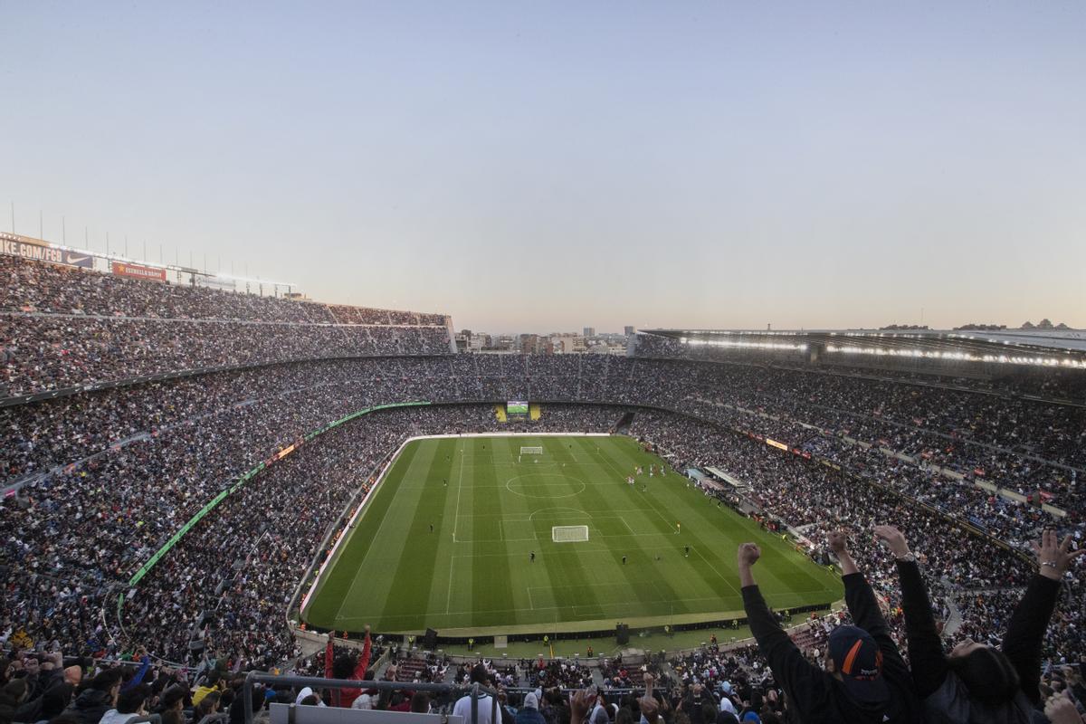 BARCELONA, 26/03/2023.- 92.522 espectadores asisten al evento de la Kings League, una competición de Fútbol 7 transmitida en su totalidad por streaming que se celebra este domingo ante 90.000 espectadores en el Spotify Camp Nou, en Barcelona. EFE/Marta Pérez