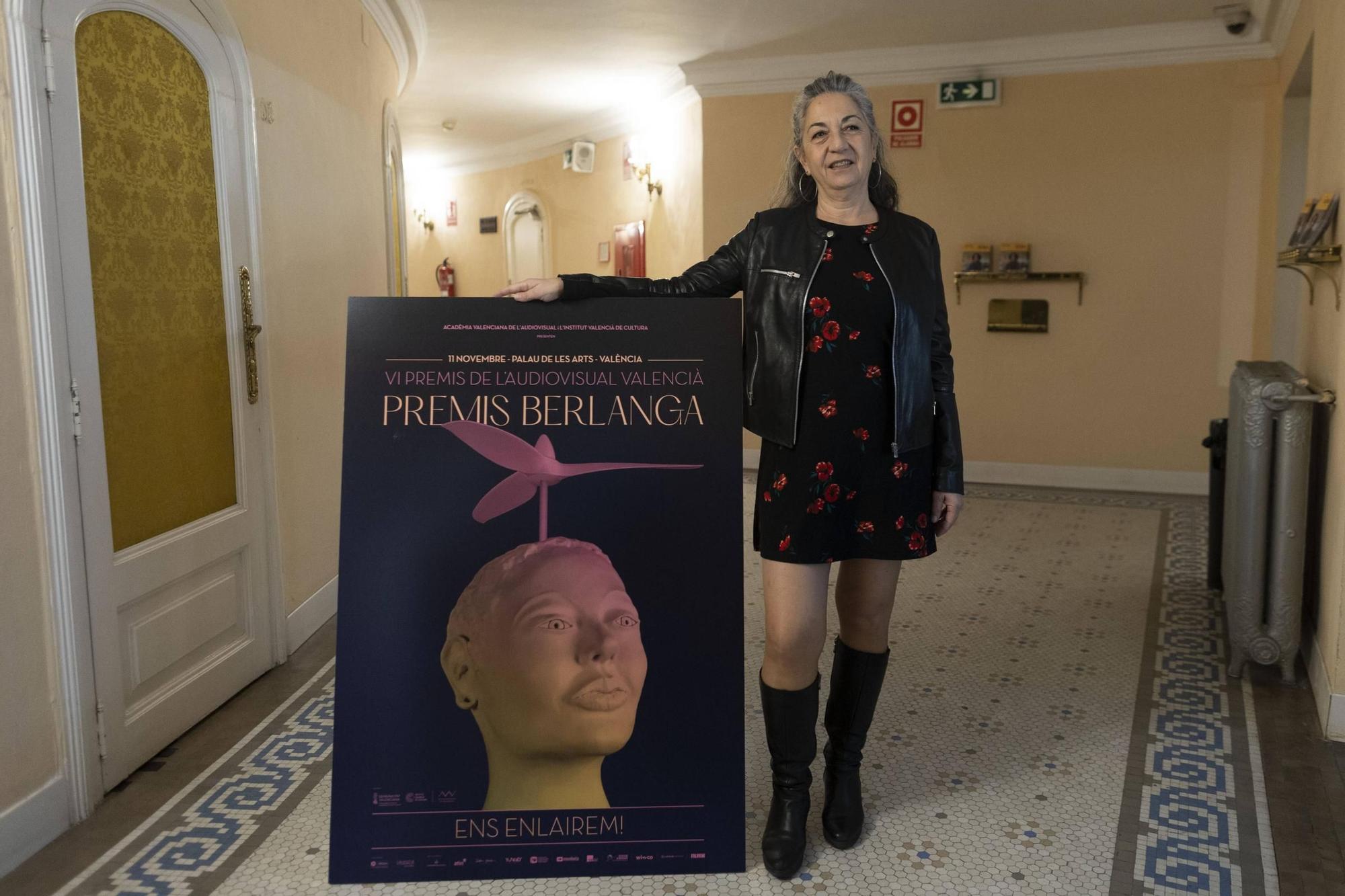 Teresa Cebrián, con el cartel de los Premios Berlanga 2023