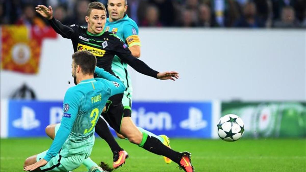 Gerard Piqué, en una acción del encuentro de esta noche en el Borussia Park