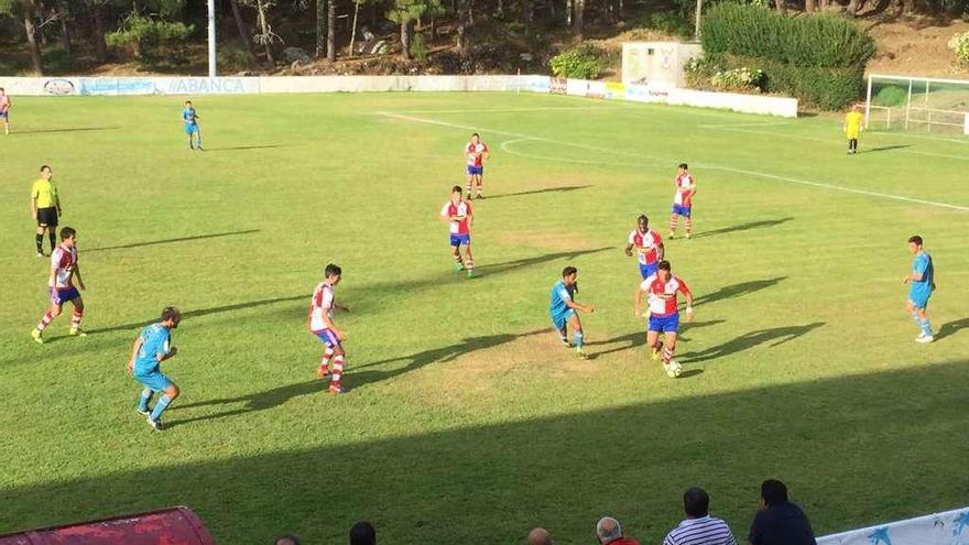 Un momento del encuentro de ayer entre el Arosa y el Alondras en Baiona. // P.G.