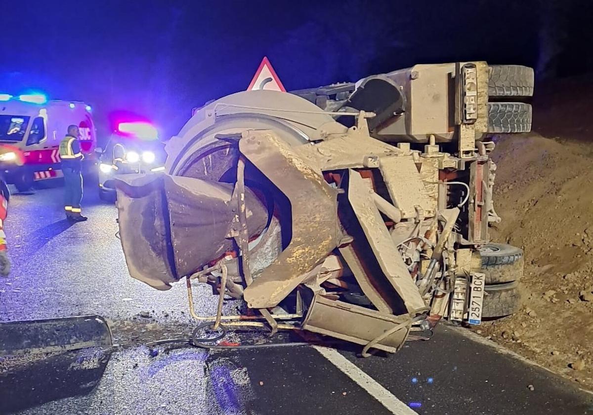 Vuelco de una hormigonera, este miércoles en la LZ 2, a la altura del Aeropuerto de Lanzarote.