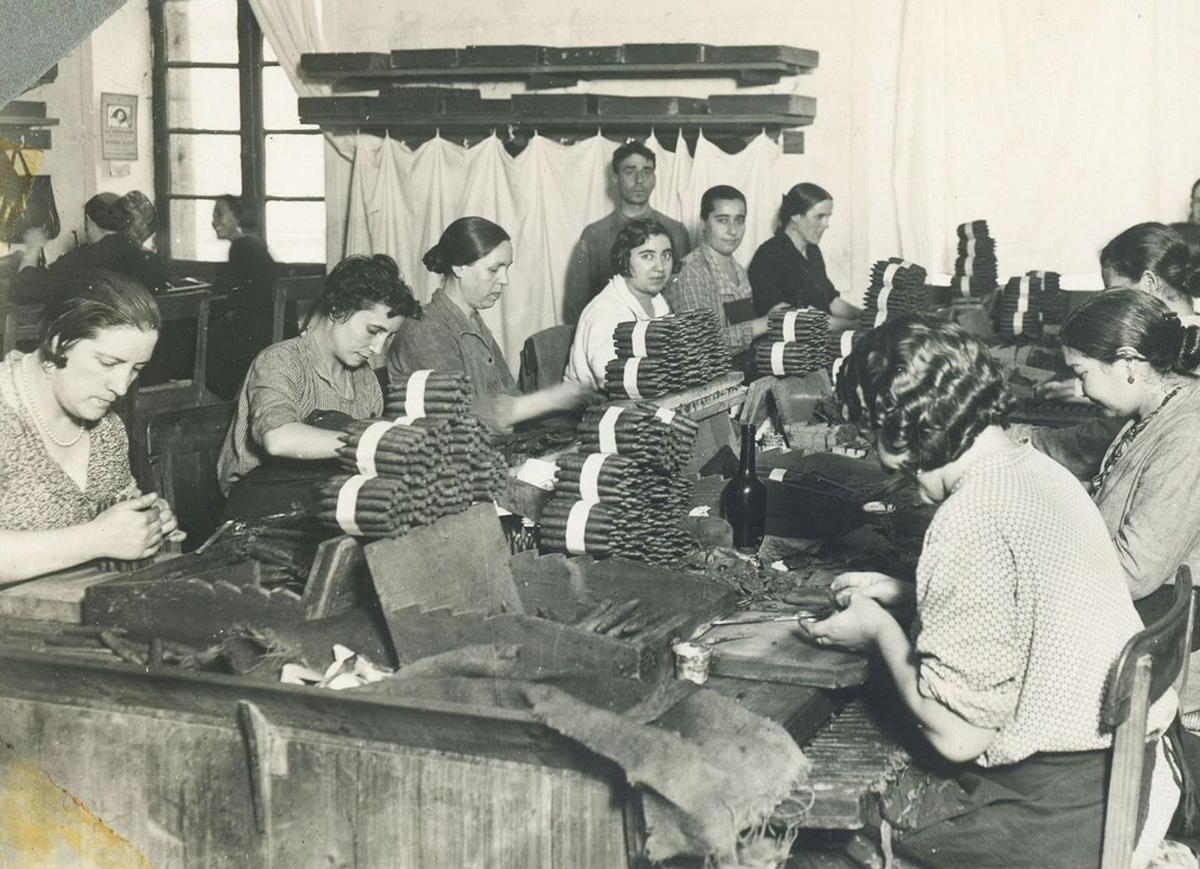 Trabajadoras de la Fábrica de Tabacos de A Coruña elaboran cigarros.   | // FOTOTECA DE CAMBRE-FAMILIA CASAL