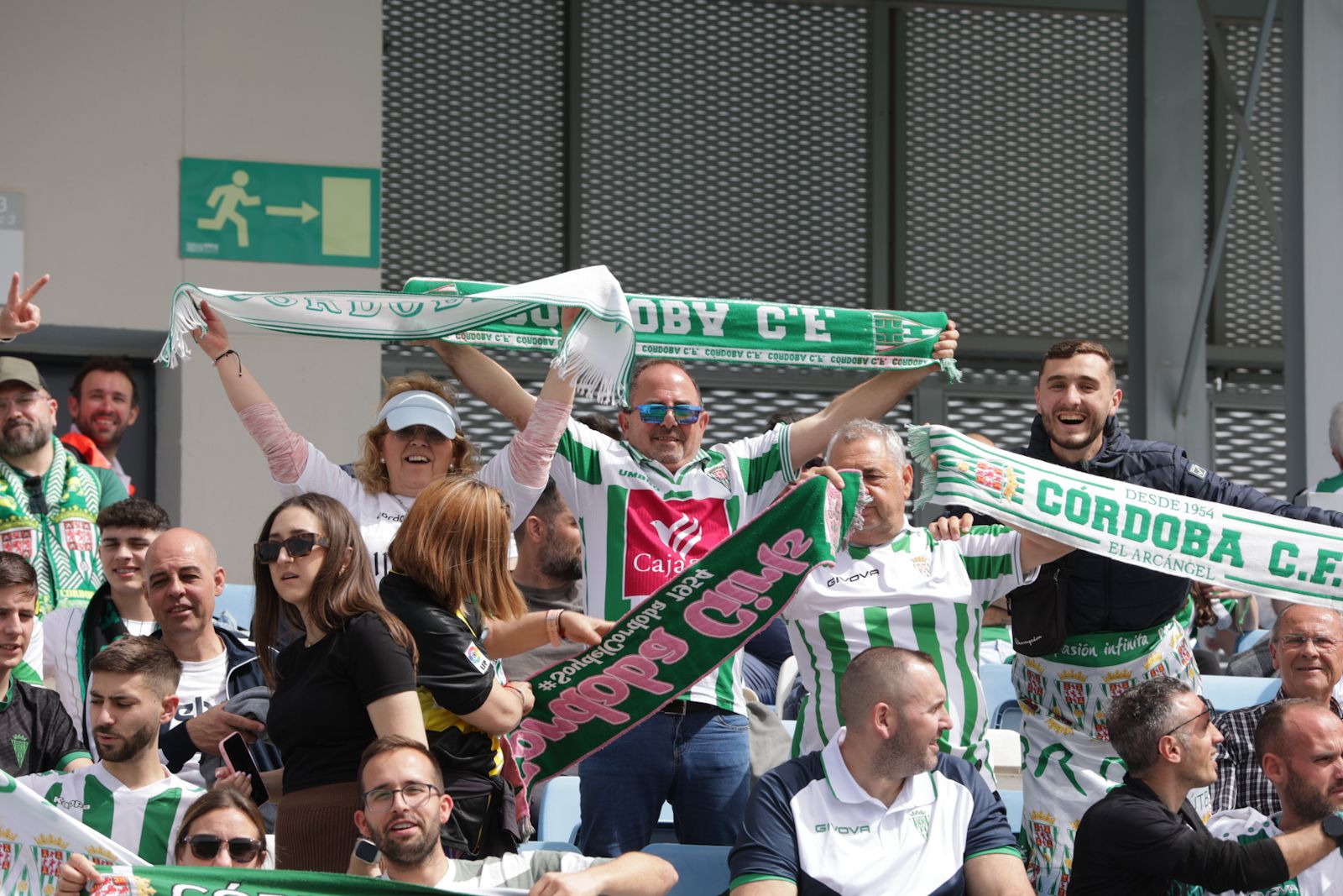 Real Madrid Castilla-Córdoba CF: las imágenes de la afición blanquiverde en el Alfredo Di Stéfano