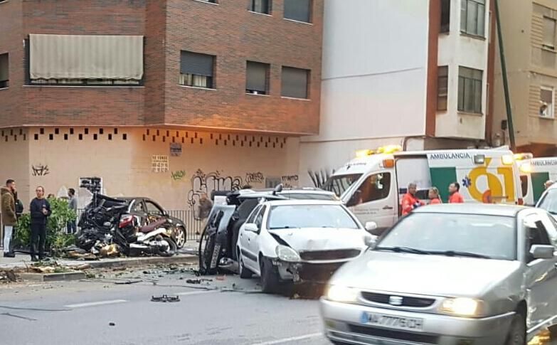 Un autobús de la EMT embiste media docena de coches en Héroe de Sostoa.