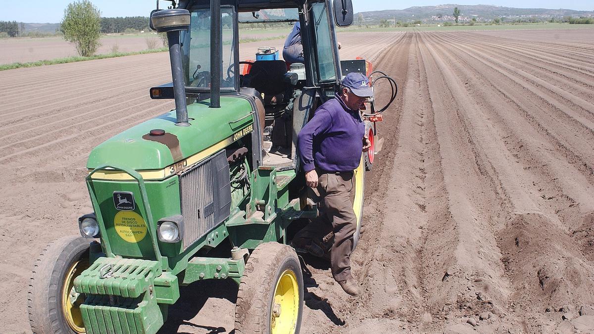 Un trabajador agrícola baja de su tractor en una imagen de archivo.