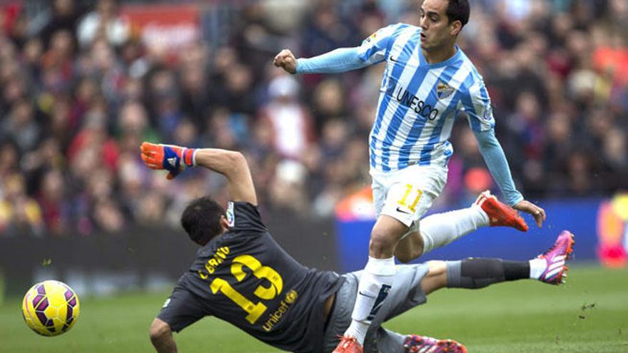 Juanmi, en el justo momento de superar a Bravo para marcar en el Camp Nou.