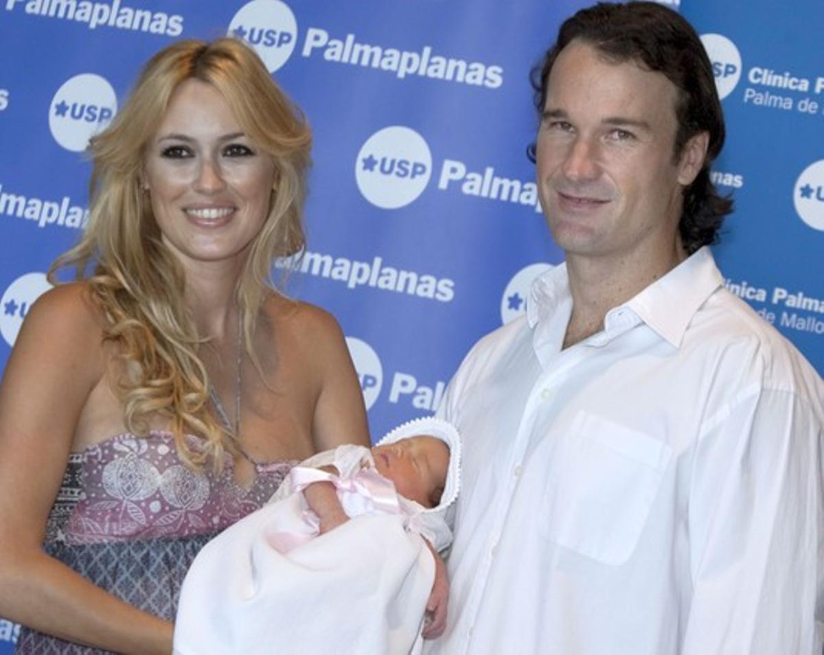 Carolina Cerezuela i Carlos Moyà presenten avui la seva filla Carla a la sortida de la clínica. Carolina Cerezuela i Carlos Moyà presenten avui la seva filla Carla a la sortida de la clínica.