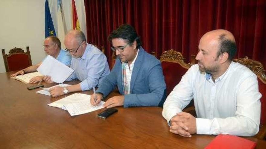 Firma del convenio entre Vilanova y la FGCN. // Noé Parga
