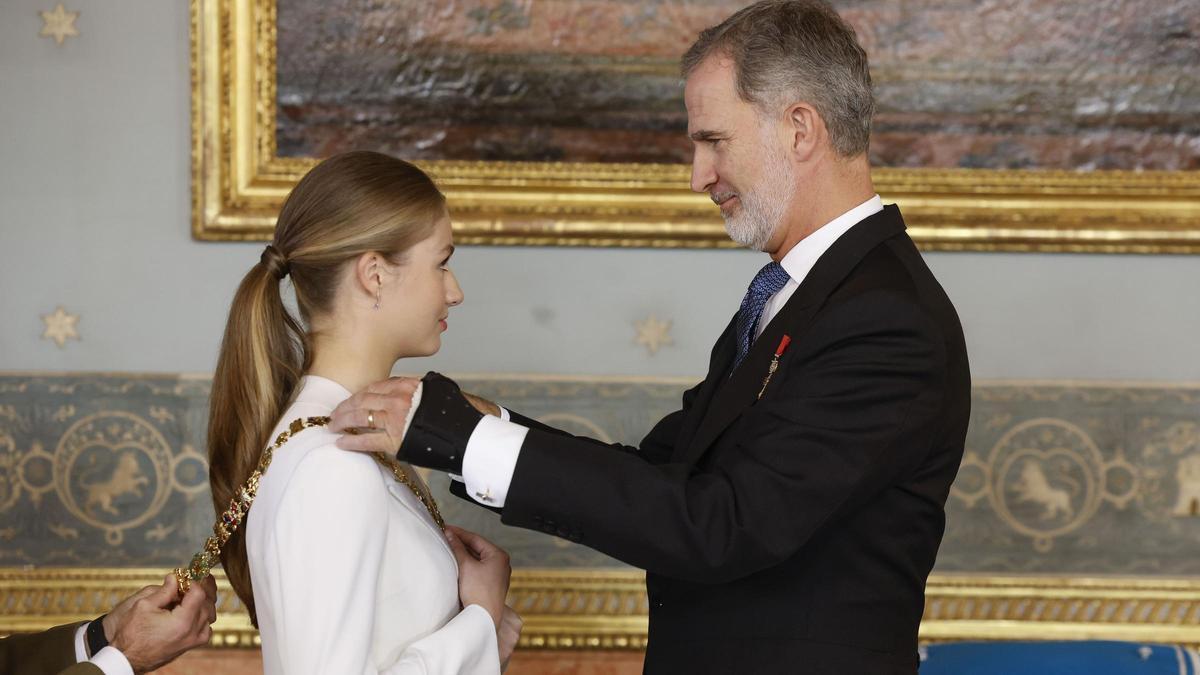 El rey Felipe impone el Collar de la Orden de Carlos III a la princesa Leonor, en un acto celebrado en el salón de Carlos III del Palacio Real.