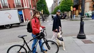 El uso de los patinetes y bicicletas en las calles tensa a los gijoneses: "Algo hay que hacer, algunos adelantan a los coches"