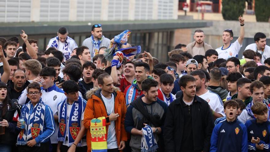 En imágenes | Este es el ambientazo a las puertas de La Romareda por el Real Zaragoza - Huesca