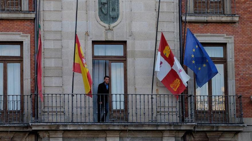 Las banderas del Ayuntamiento de Zamora, a media asta