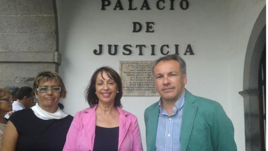 Pérez, Torres y Delgado, ayer en el Tribunal Superior de Justicia de Canarias.  | lp/dlp