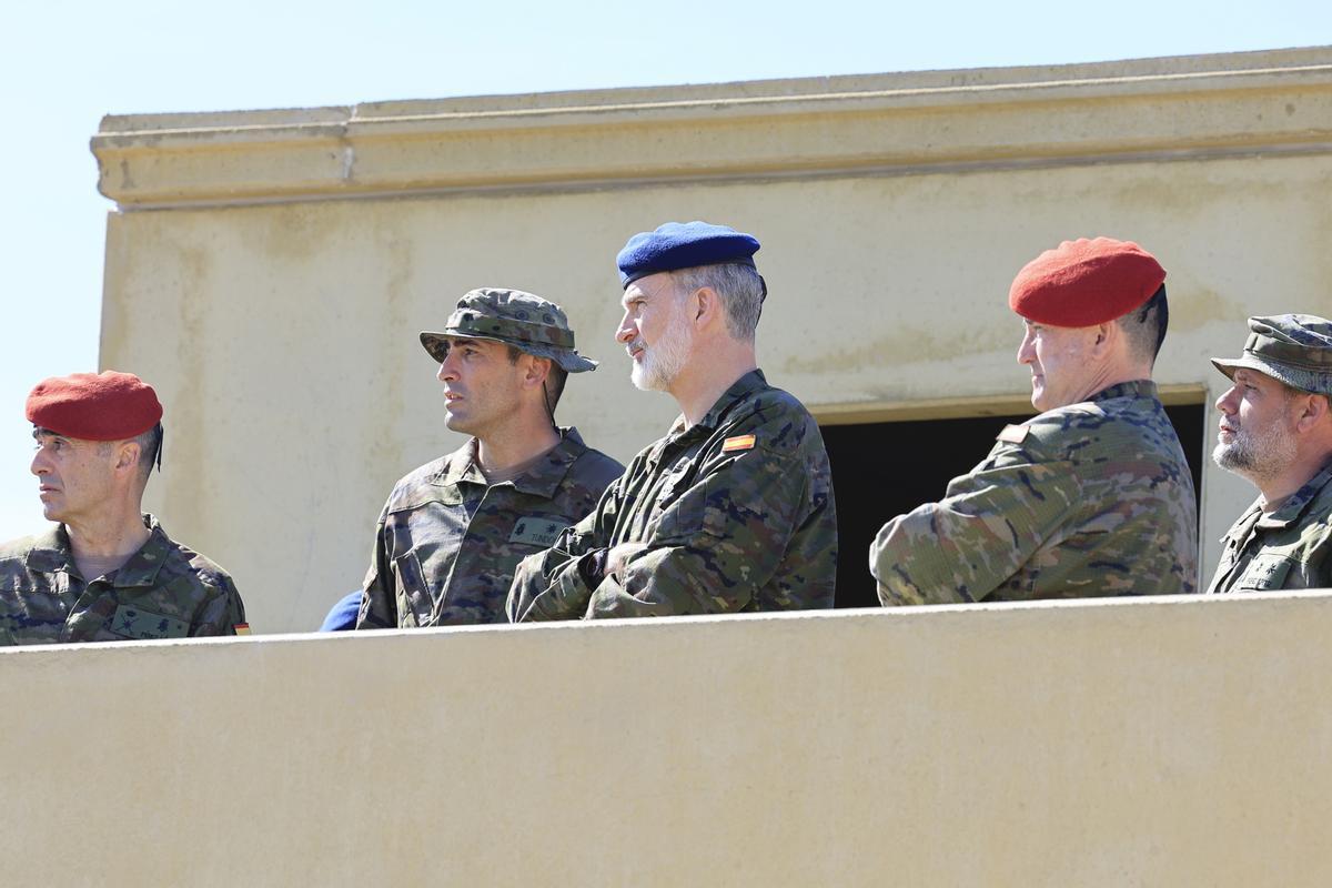 El rey Felipe VI visita a los alumnos de la Academia General Militar durante las maniobras en el Centro Nacional de Adiestramiento de San Gregorio