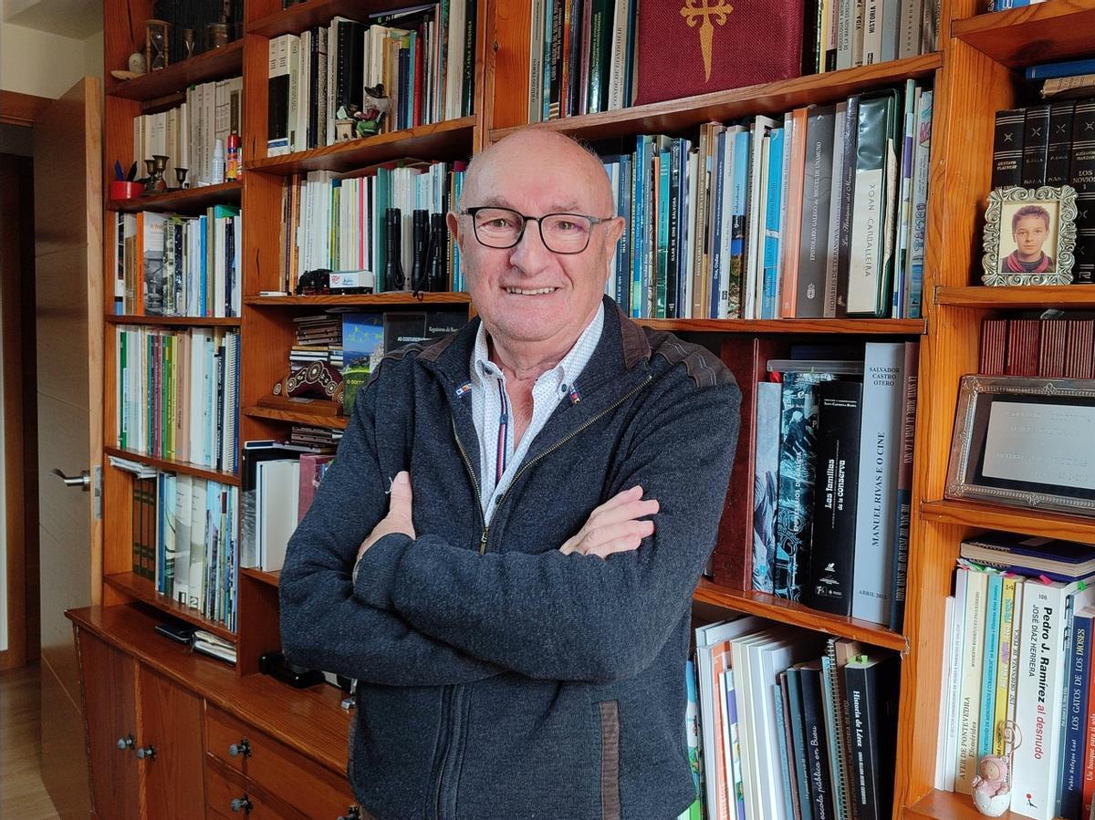 Arturo Sánchez Cidrás, onte, na biblioteca e despacho do seu domicilio en Bueu.