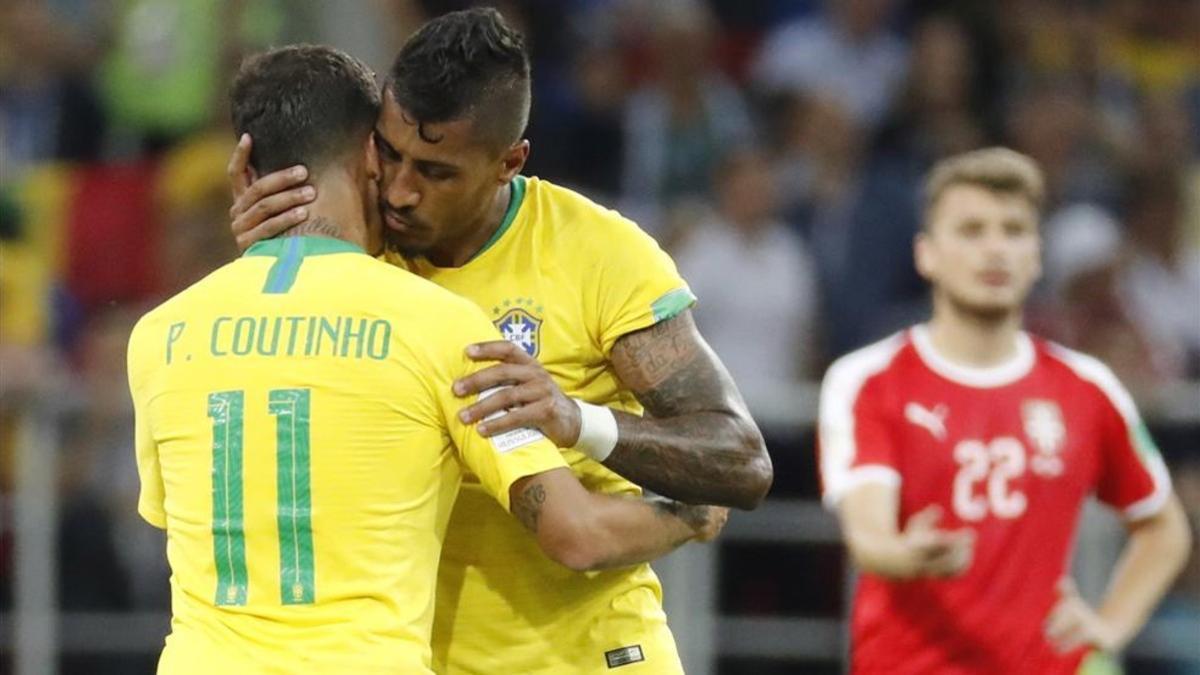 Paulinho se abraza a Coutinho antes de ser sustituido