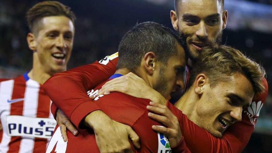 Koke celebra el gol con Griezmann y Carrasco, con Torres sumándose al grupo. // Marcelo del Pozo