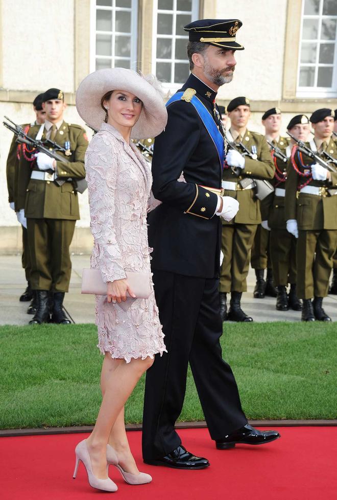 La reina Letizia y el rey Felipe VI en la boda real entre Guillermo de Luxemburgo y la condesa Stéphanie de Lannoy en octubre de 2012