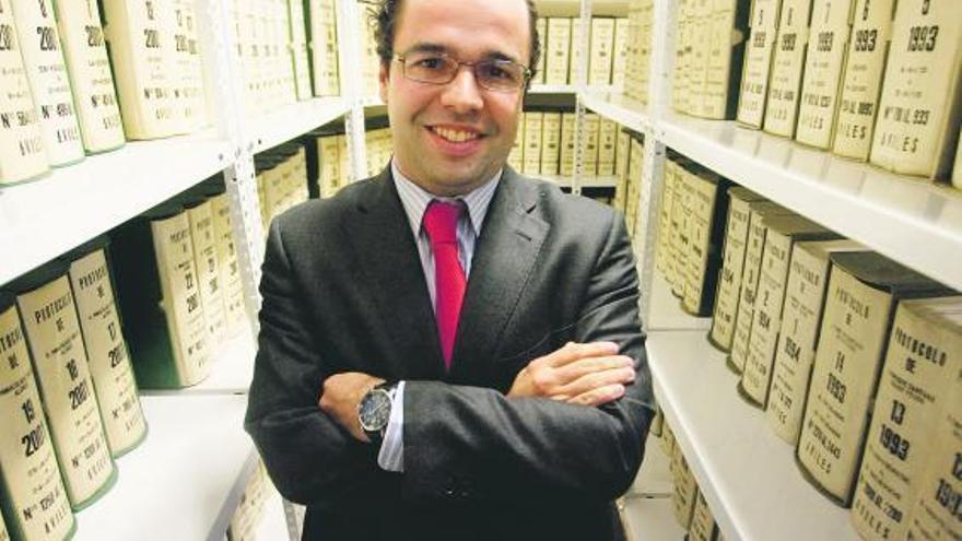 Juan Álvarez Valdés, en el archivo de su notaría.