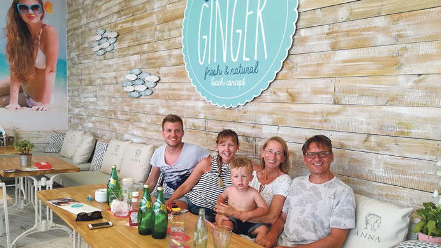 Timo (l.), Diana, Carola mit Emil und Bernhard in einem Restaurant an der Playa.