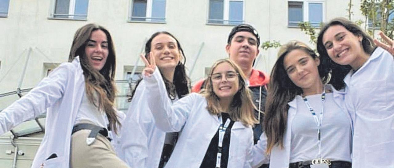 La viguesa Ana Miraz y otras compañeras españolas (2ª por la dcha.), en el campus de Polonia.