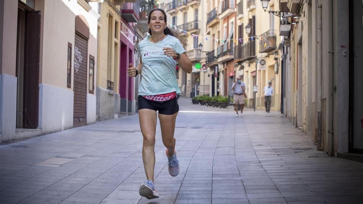 Arantxa Suau, corriendo por Major de Sarrià, una de las calles de su itinerario, el pasado 27 de julio