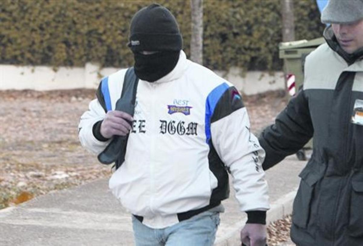 Miguel Ricart, con la cara cubierta, abandona la cárcel de Herrera de la Mancha, ayer.