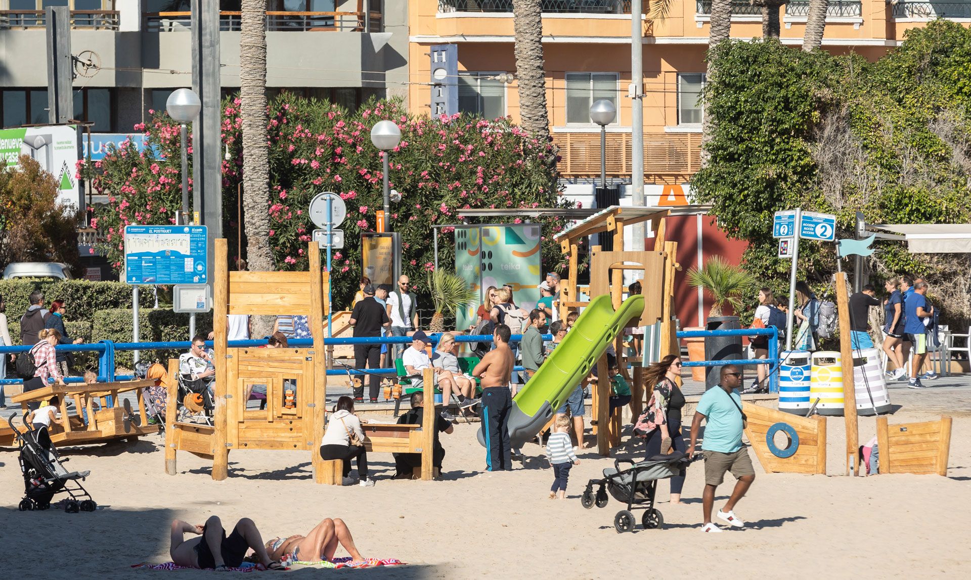 Así son los nuevos juegos infantiles en las playas de Alicante