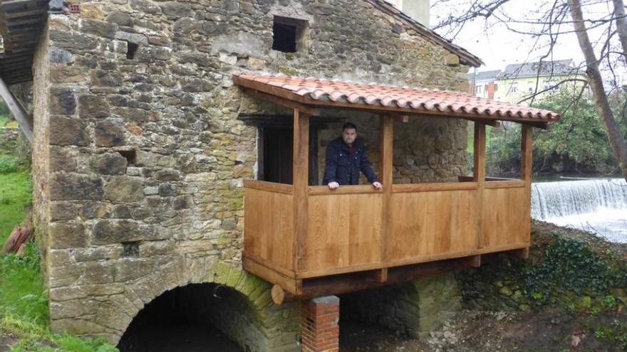 Alfredo Rodríguez en el corredor recién restaurado del Molín de la Ponte, en Cayés.