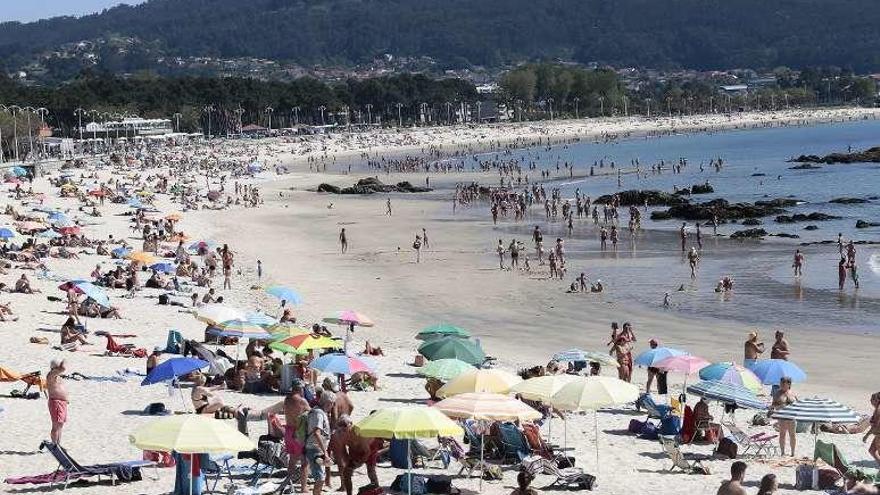 Bañistas, ayer en Samil. // Adrián Irago