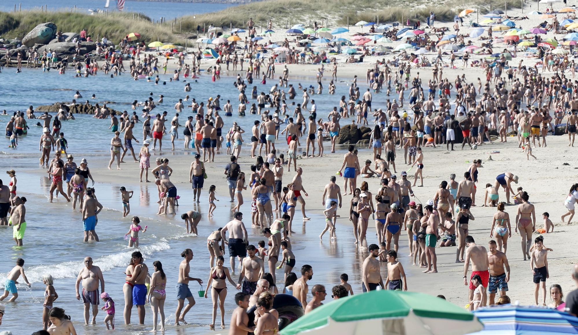 Plaga de sombrillas en Samil, con los termómetros superando los 35 grados