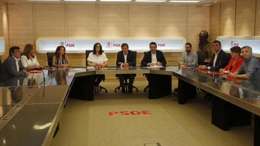 La gestora del PSOE comienza su primera reunión