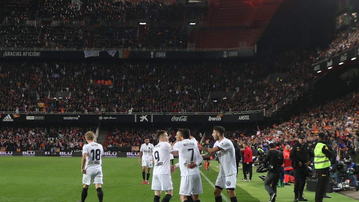 El Valencia celebra el gol que le metió en la final del 18-19