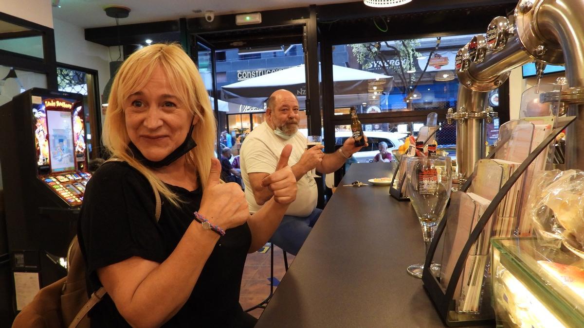 Dos clientes en la barra de un bar de Ourense