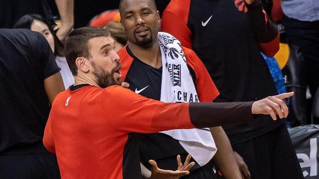 Marc Gasol y Serge Ibaka, en una imagen de archivo, en el banquillo de los Raptors