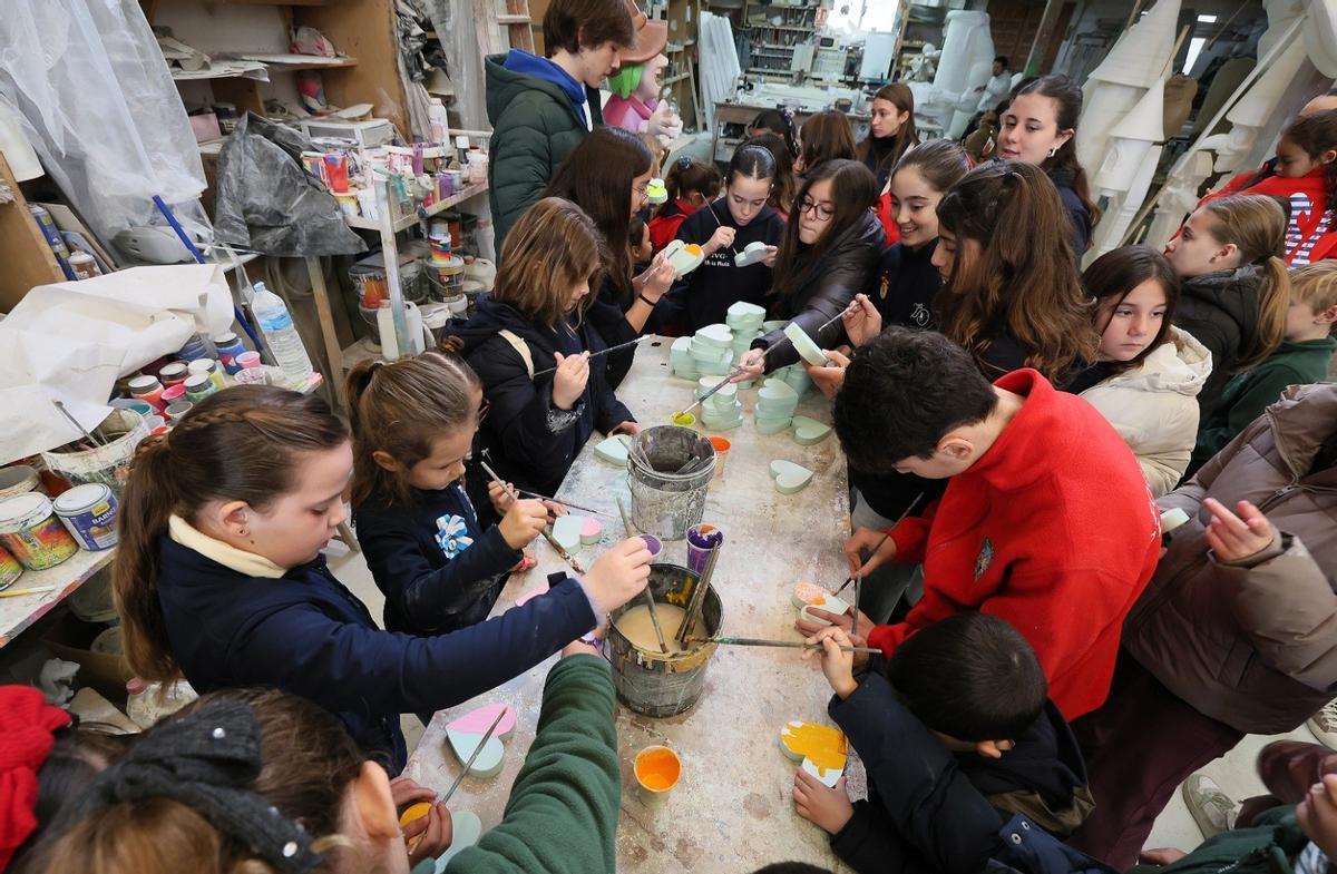 Los pequeños en una de las actividades preparadas en el taller.