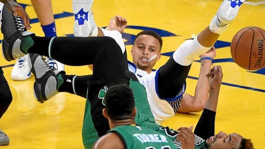 Curry i Jared Sullinger, pivot dels Celtics, cauen a terra a l&#039;Oracle Arena