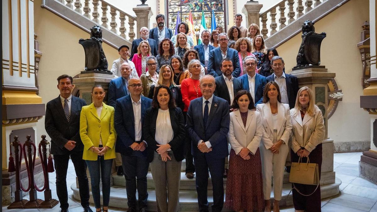 Foto de familia de los organizadores y colaboradores de la inminente Noche en Blanco