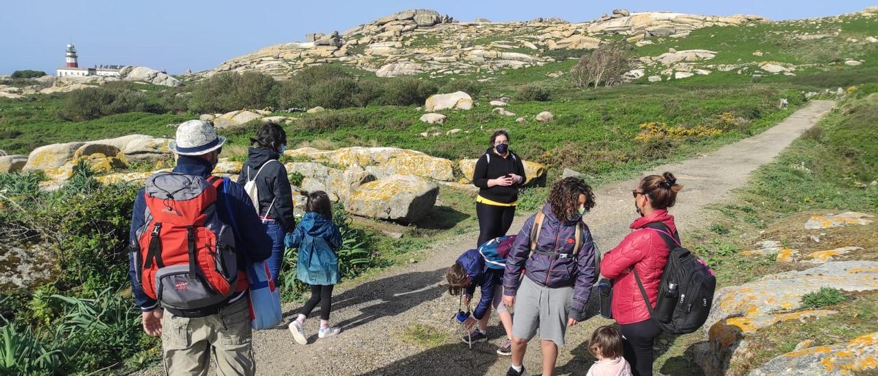 Una de las excursiones realizadas a Sálvora. Al fondo, el faro de la isla.