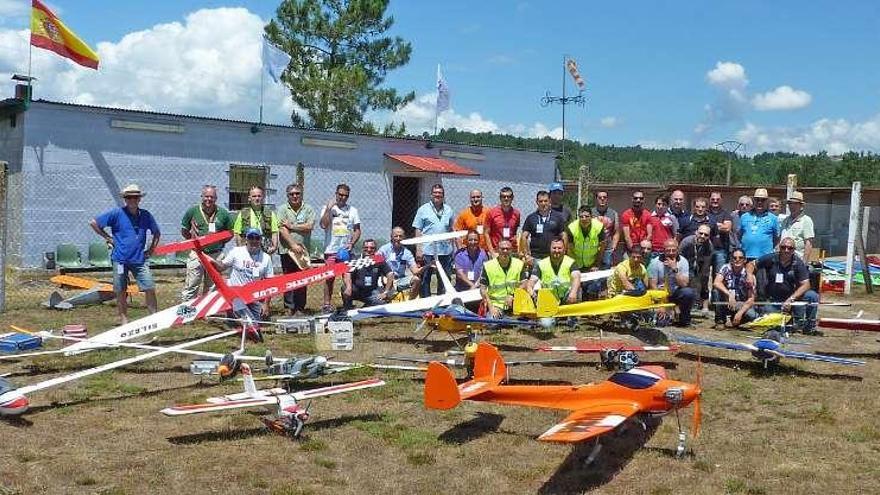 Helicópteros radiocontrolados sobre el cielo ourensano