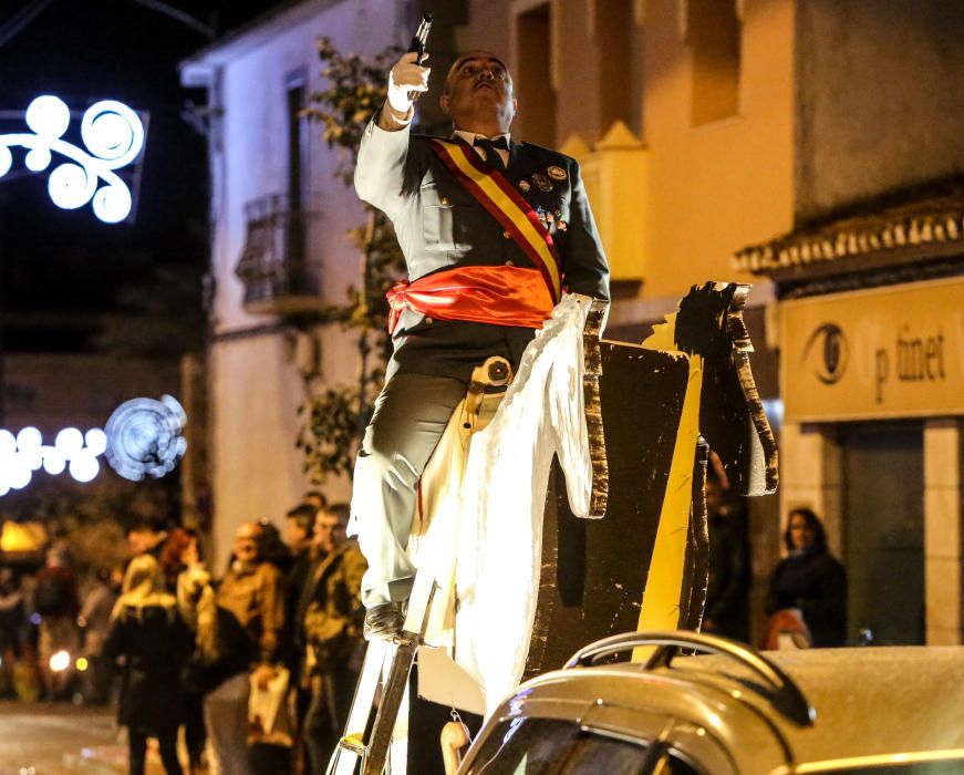 Cientos de disfraces invaden las calles de l`Alfàs del Pi