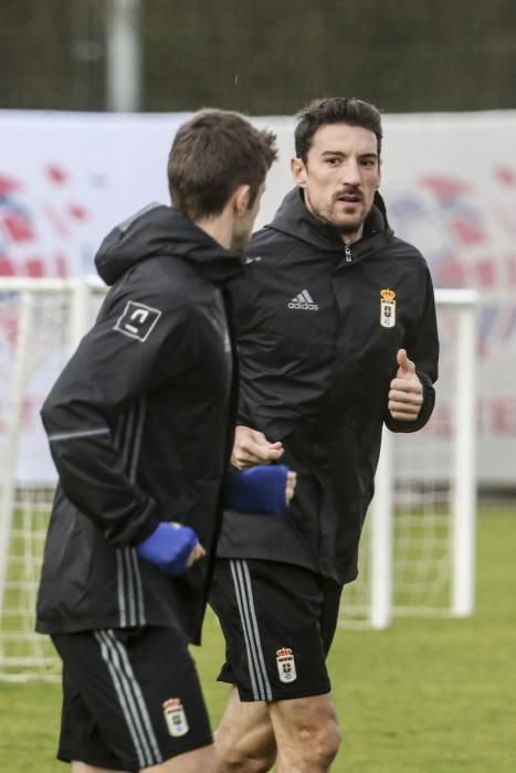 Entrenamiento a puerta cerrada del Real Oviedo en El Requexón con la novedad de la incorporación de Borja Domínguez