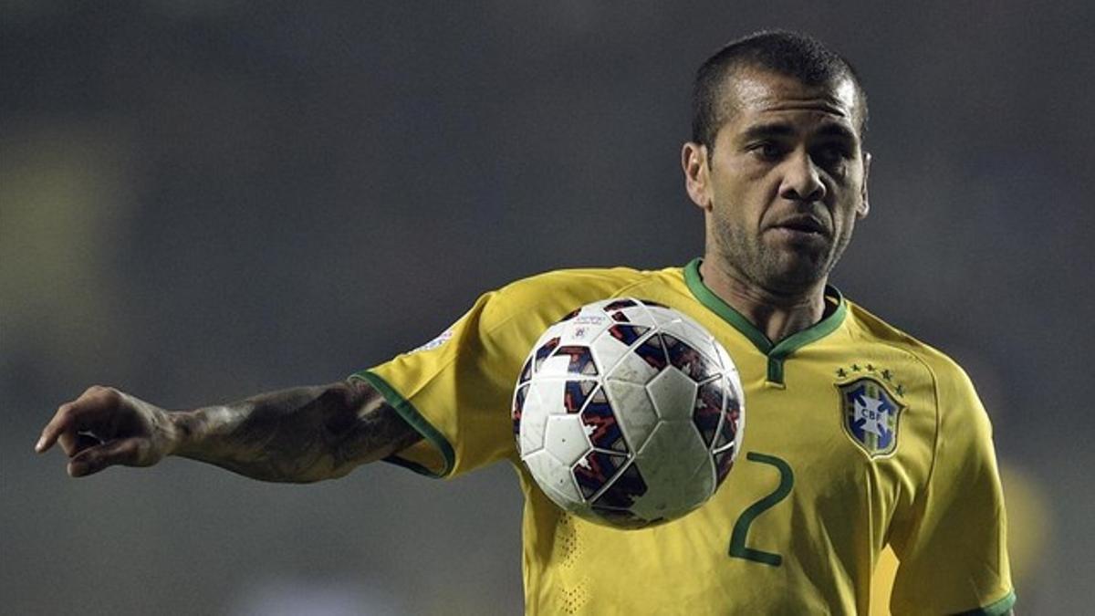 Dani Alves, en un partido jugando con Brasil.