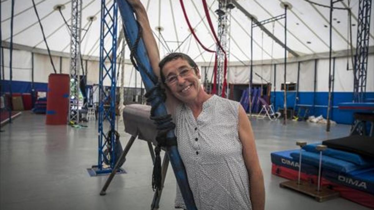 La pedagoga, coreógrafa y bailarina Anne Morin, bajo la carpa de la Escola de Circ Rogelio Rivel, en las Roquetes.