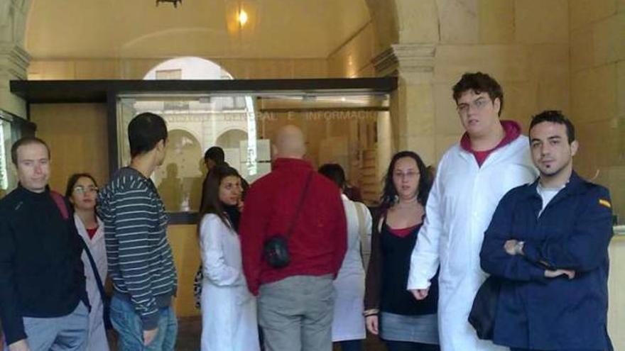 Alumnos del ciclo de Laboratorio, con bata, ayer en el registro municipal.