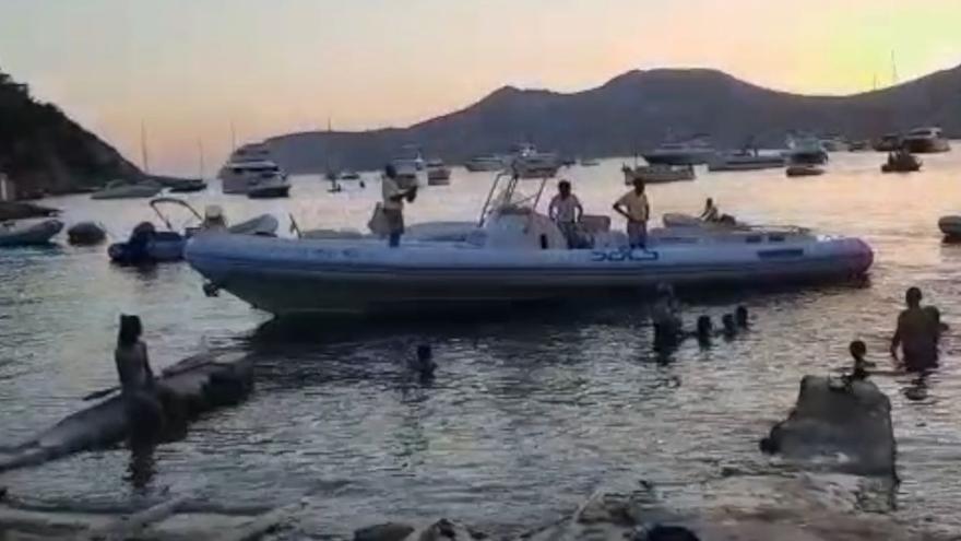Barcos en Ibiza: Una lancha pone en peligro a varios bañistas en Porroig